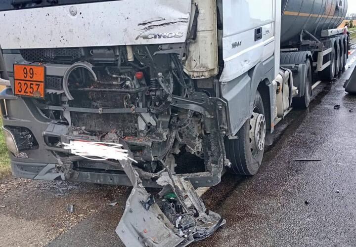 Два человека погибли в столкновении  иномарки с грузовиком в Брюховецком районе Кубани