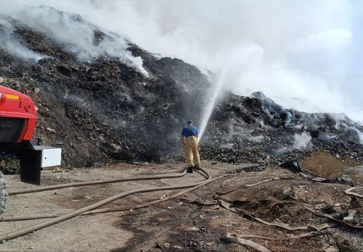 Горящий четвертые сутки мусорный полигон под Новороссийском хотят закрыть