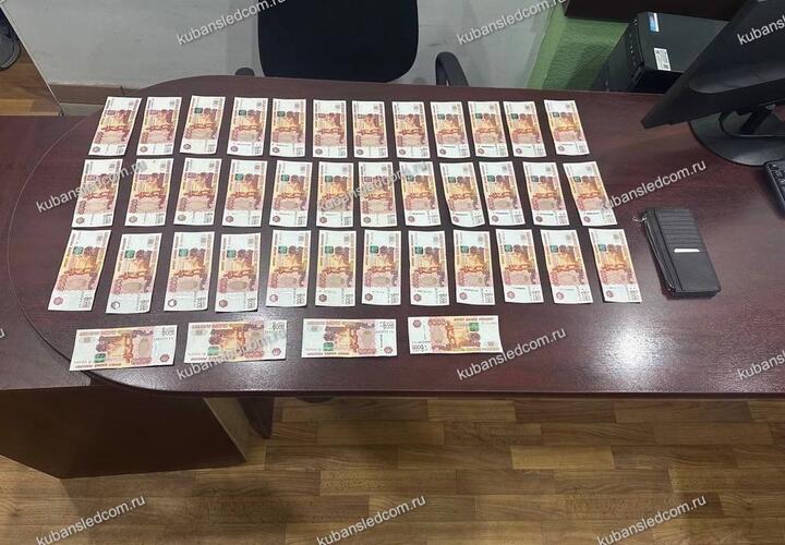 На Кубани бизнесмен дал взятку полицейскому, чтобы его освободили от проверок, а позже «прикрывали»