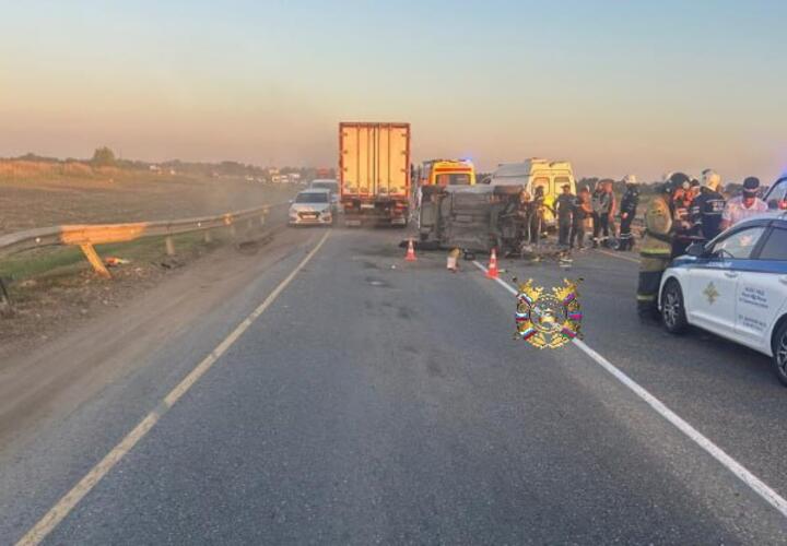 На Кубани молодая женщина-водитель на иномарке внезапно врезалась в дорожное ограждение и погибла