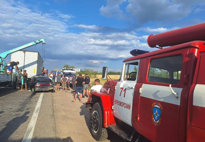 На Кубани один человек погиб, двое ранены в результате столкновения ВАЗ с автоприцепом