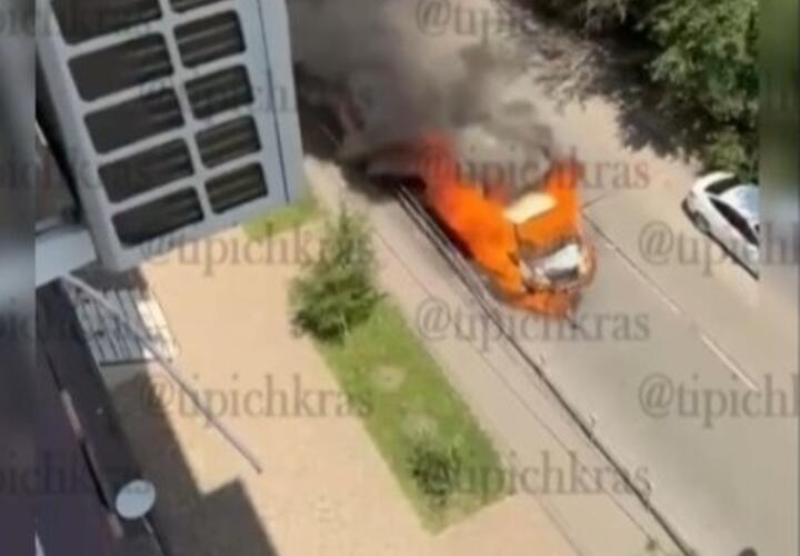 На улице в Краснодаре внезапно загорелся припаркованный грузовик