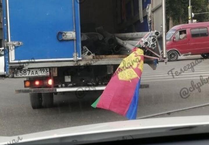 По Краснодару разъезжал грузовик, в кузове которого негабаритный груз был обмотан флагом Кубани