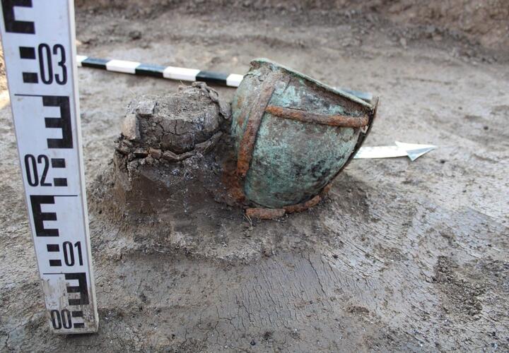 Погребальный инвентарь, сосуды из бронзы и древнее оружие нашли археологи на Кубани