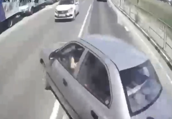 Появилось видео момента массовой аварии в Краснодаре, в которой пострадали 7 человек, в том числе дети