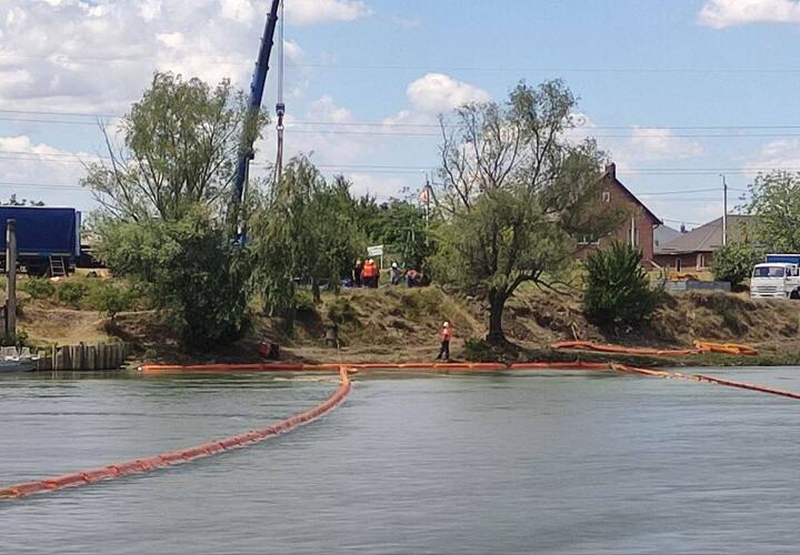 Реку Кубань  между Краснодаром  и Адыгеей перегородили странными водоплавающими конструкциями