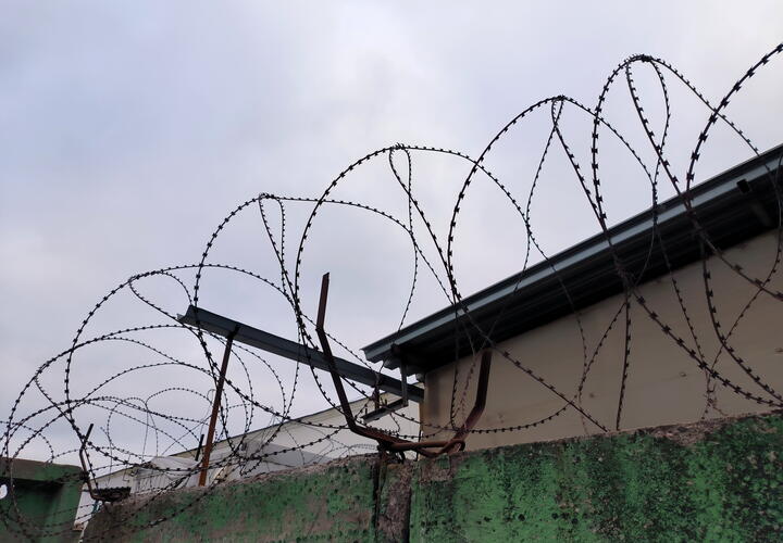 Трёх человек изрезал ножом 19-летний парень на Кубани