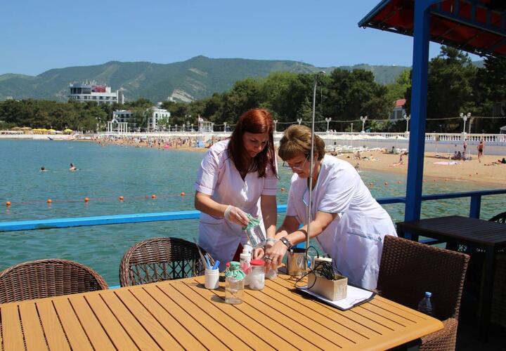 В Геленджике после наплыва туристов Роспотребнадзор начал проверку морской воды 