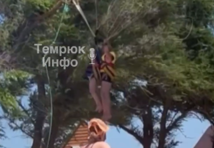 В Голубицкой на Кубани парашют с туристами зацепился за дерево