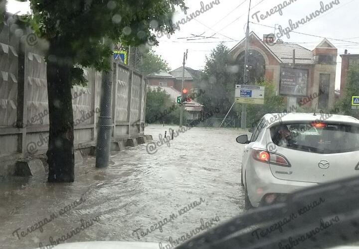 В Краснодаре сильным ливнем затопило улицы, стоят троллейбусы шести маршрутов