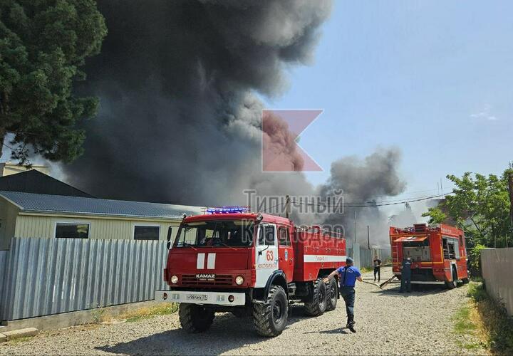 В районе Витаминкомбината в Краснодаре  черный дым заполонил улицы