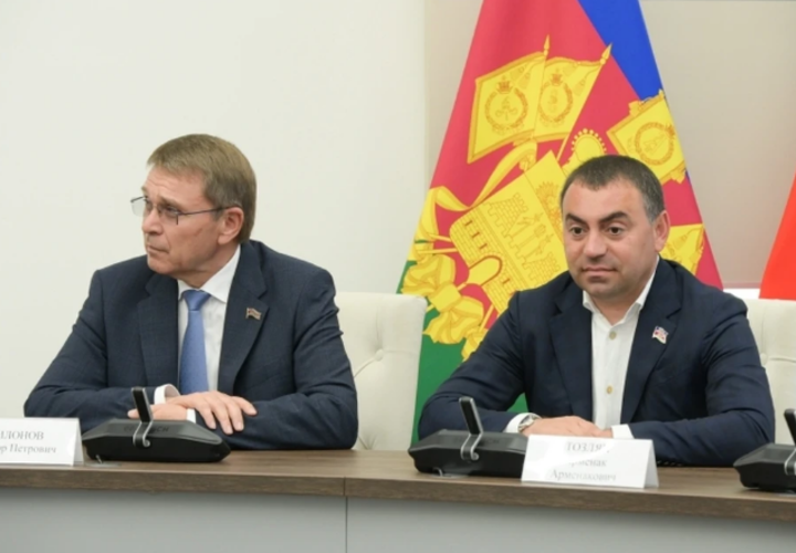 В Сочи депутат ЗСК Арменак Тозлян поздравил с профессиональным праздником социальных работников