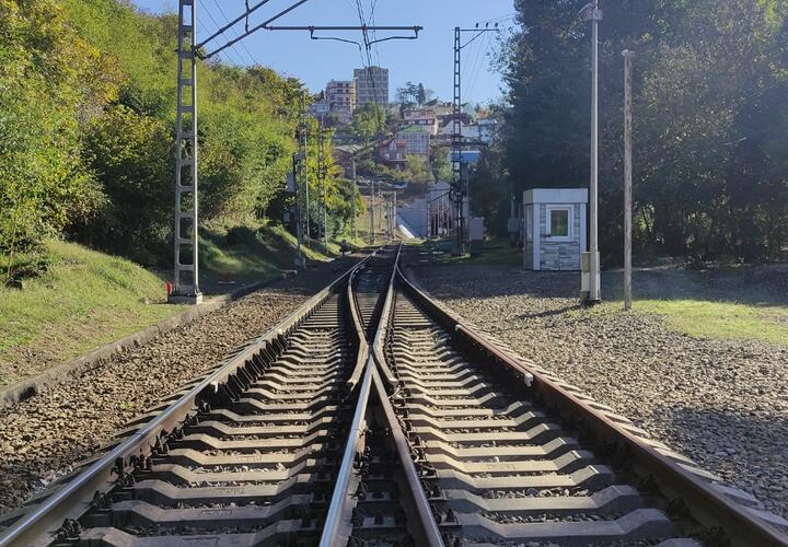 В Сочи электричка чуть не лишила жизни зазевавшегося на путях мужчину