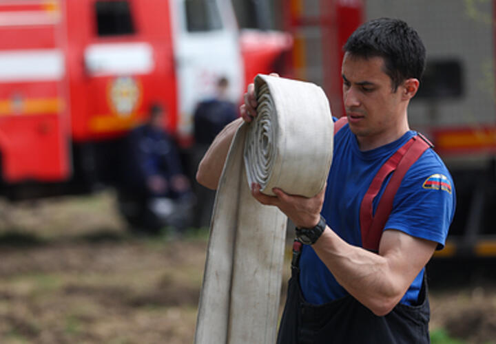 В Сочи огонь охватил 140 «квадратов» частного дома