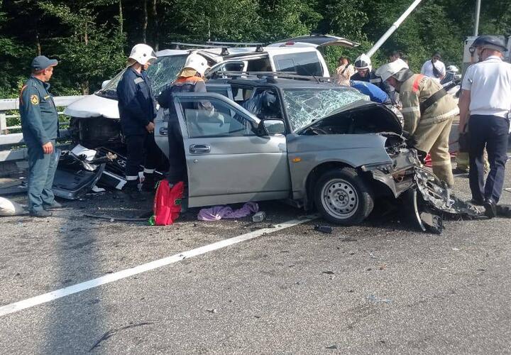  В Сочи женщина-водитель погибла в тяжелом ДТП, двое детей пострадали