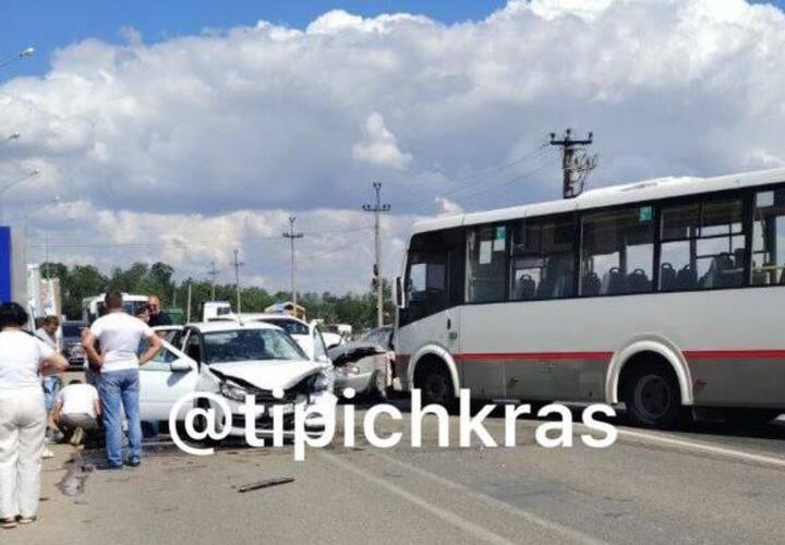Возле Немецкой деревни в Краснодаре столкнулись маршрутка и две легковушки