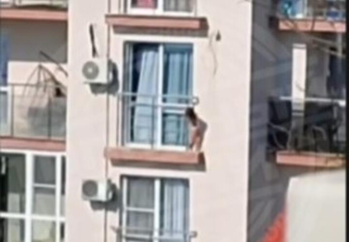  Жуткие кадры: в Сочи маленькая девочка пролезла сквозь перила балкона на 6-ом этаже высотки