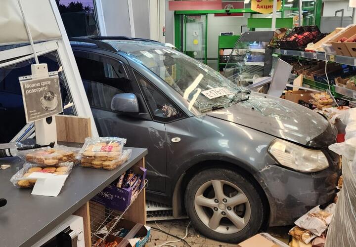 Газ вместо тормоза: женщина за рулем иномарки въехала в торговый зал супермаркета в Анапе