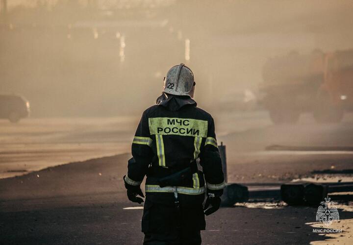 Горят строительные материалы: о пожаре в Сириусе рассказали в МЧС по Краснодарскому краю