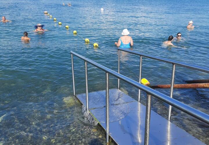 Инвалидам и старикам: в Новороссийске оборудуют пляж для маломобильных туристов