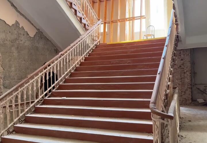 Историческая лестница и вековые двери: в Краснодаре ремонтируют объект культурного наследия