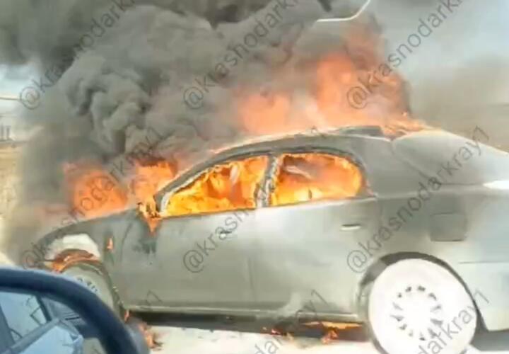 Машина загорелась на ходу в Краснодаре