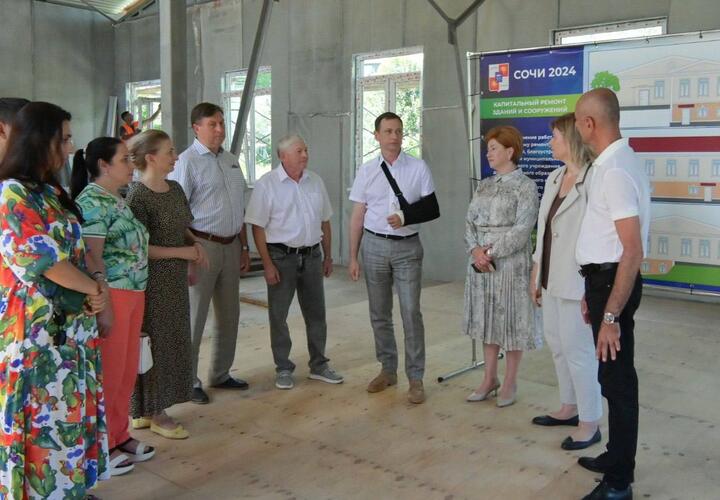 Мэр Сочи появился на работе с черной повязкой на руке