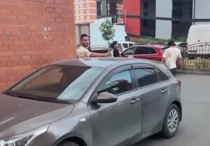 Мигрантов, непристойно пристававших к девушке в краснодарском микрорайоне «Панорама», разыскивает региональный СК