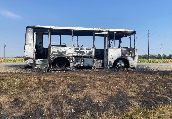 От сгоревшего рейсового автобуса на Кубани остался один остов