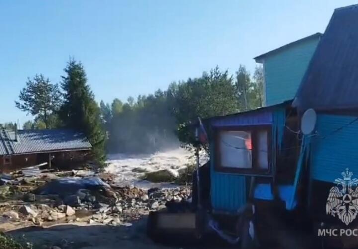 Потоки воды и унесенные люди: прорвало дамбу Беломорско-Балтийского канала