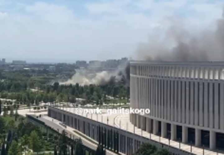 Огромный столб дым исходил от 30 квадратных метров горевшей площади