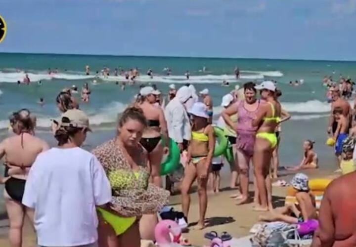 Рискуют жизнью: тысячи людей купаются в море в Анапе несмотря на запрет