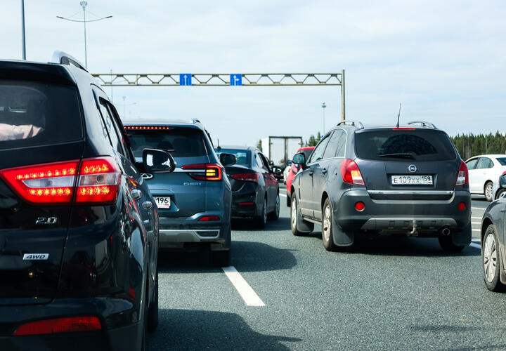 Со стороны Тамани перед Крымским мостом собралось почти 600 автомобилей