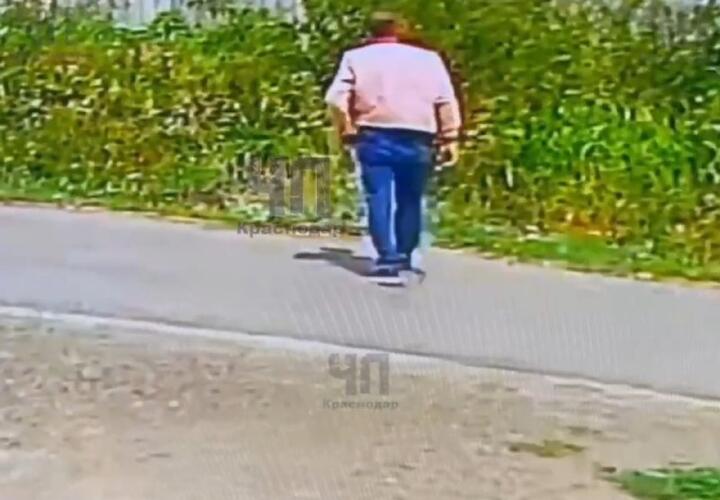Трогал пожилую женщину и преследовал ребёнка: в Краснодаре завёлся извращенец