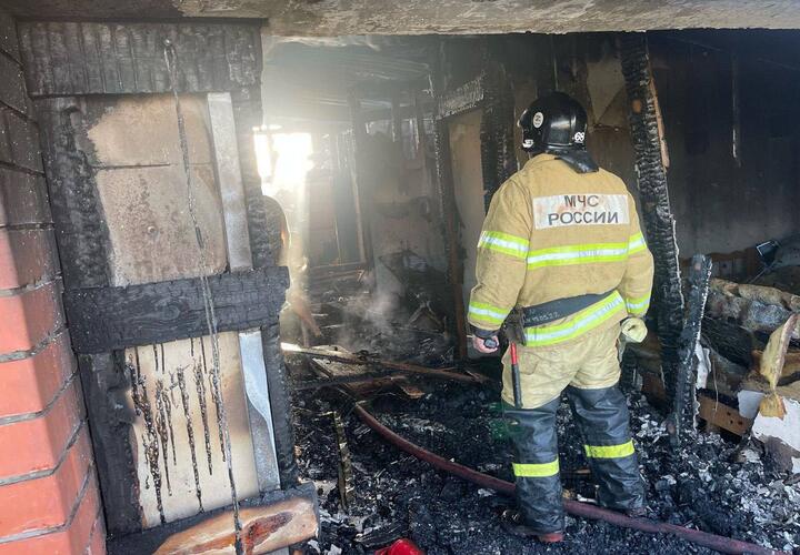 В Анапе горела гостиница, эвакуированы 17 человек, в том числе дети