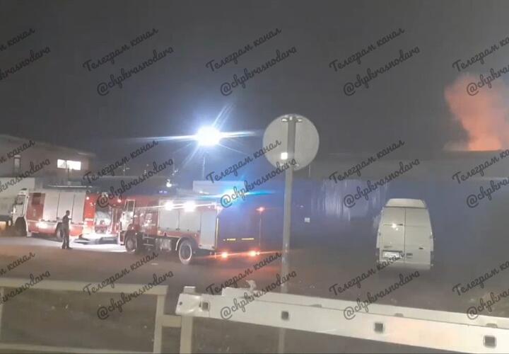 В Краснодаре сотрудники МЧС всю ночь боролись с крупным пожаром на Ростовском шоссе