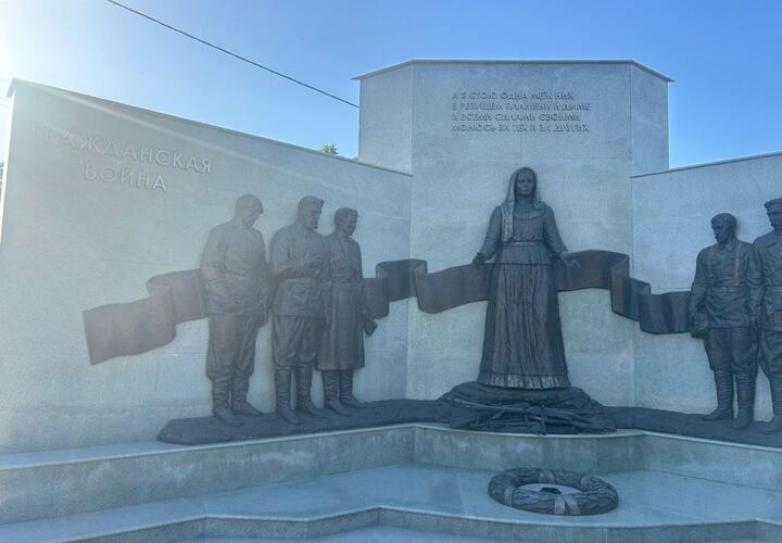 В Краснодаре вандала, расхитившего мемориал «Расстрельный угол» на Всесвятском кладбище, разыскивает полиция