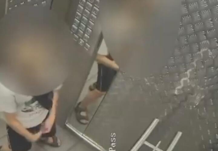 В краснодарской многоэтажке подросток «сходил по-маленькому» в лифте и застрял