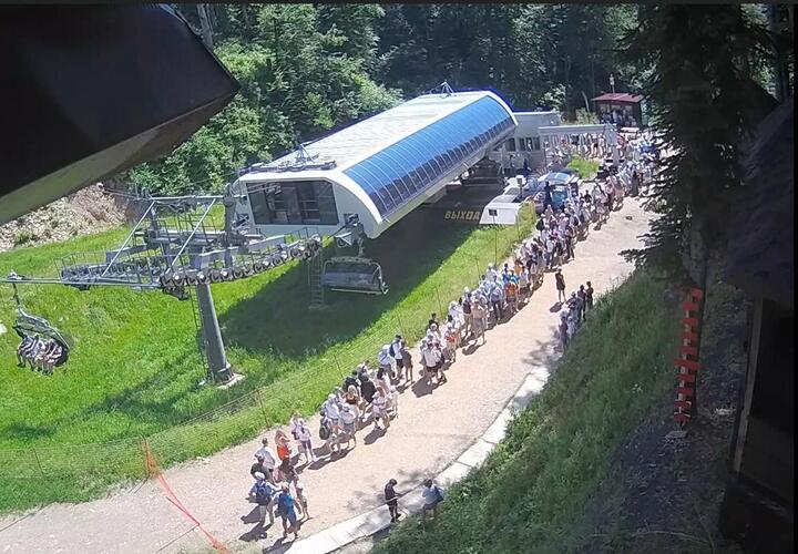 В очереди за прохладой: из-за дикой жары вереницы туристов выстроились у подъемников в горах Сочи