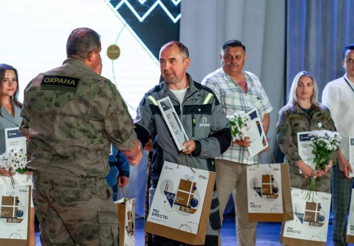 В порту Тамань наградили более 200 сотрудников