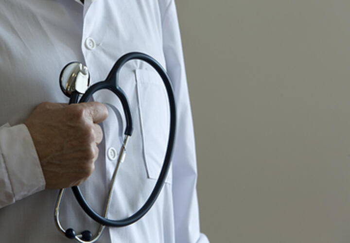 В водоемах Кубани расплодились вредоносные личинки, как защититься от них, рассказал врач