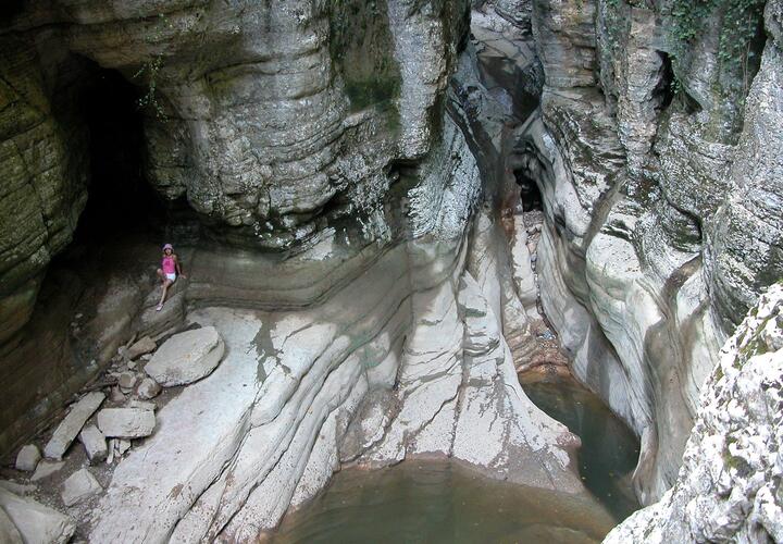 8-летний мальчик погиб в Абхазии, сорвавшись с 40-метрового обрыва