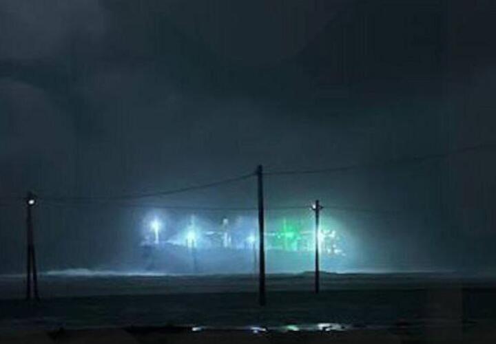 Более 250 деревьев повалено ураганом в Краснодарском крае, идет эвакуация людей из-за подтоплений