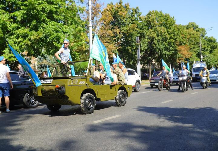есантники свой профессиональный праздник отмечают в Краснодаре с выключенными фонтанами