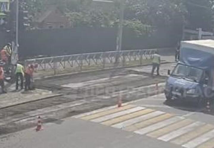 Дорожный затор образовался из-за ремонта на улице Российской в Краснодаре