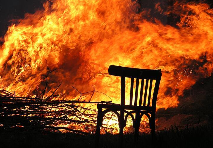 Дым виден за километры: сильный пожар начался на свалке в Брюховецком районе Кубани