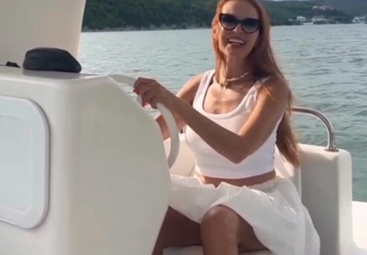 Эвелина Блёданс считает, что Абрау-Дюрсо в Новороссийске не идёт ни в какое сравнение с «европейской мелочью»