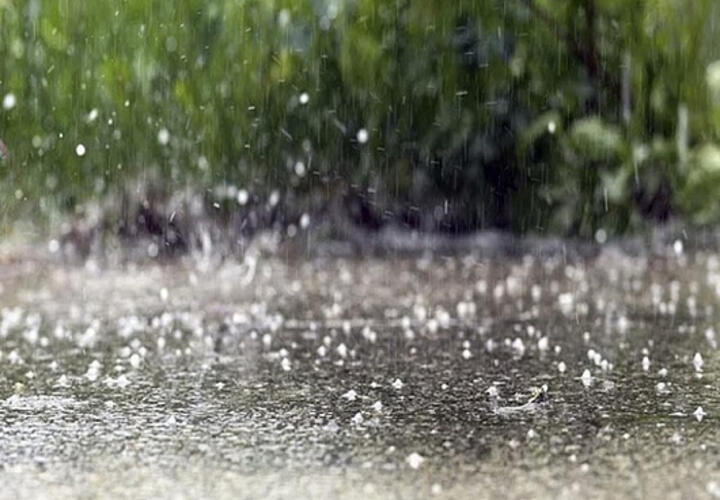 Машины плывут: улицы в Сочи подтопило мощным ливнем