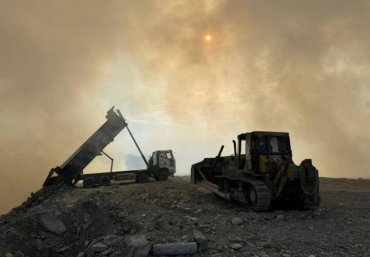 МЧС наращивает силы для тушения огромного пожара на свалке под Новороссийском