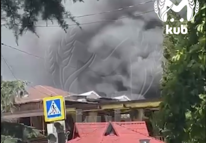 На муниципальном рынке Туапсе вспыхнули торговые павильоны